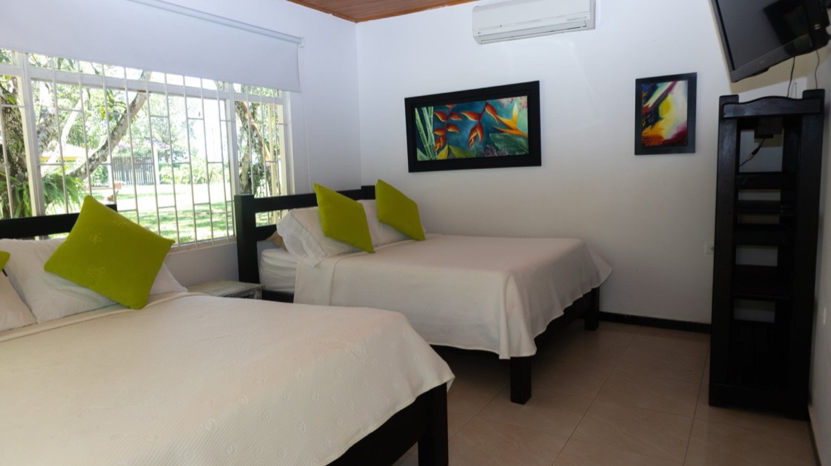 Habitación con aire acondicionado y camas equipadas de Finca San Luis