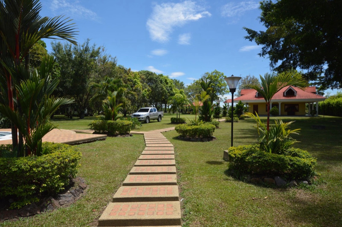 Jardines y caminos de Finca San Luis en Villavicencio