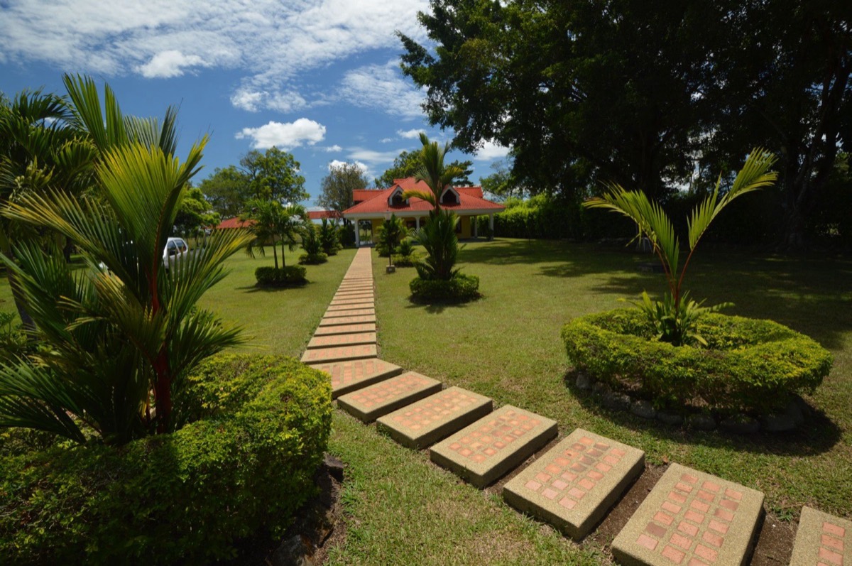 Jardines y casa principal de Finca San Luis en Villavicencio
