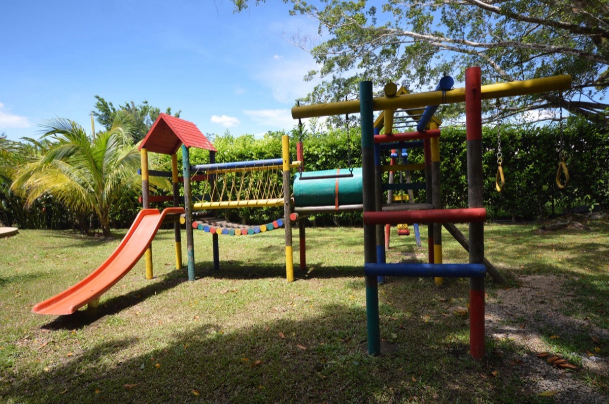 Parque infantil rodeado de naturaleza en Finca San Luis