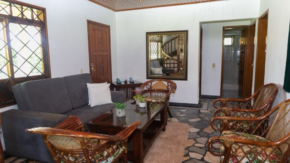 Sala interior con mobiliario de madera de Finca San Luis